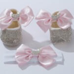 Χειροποίητο σετ παπουτσάκια αγκαλιάς με κορδέλα: Σάπιο μήλο φιόγκος και ασημί στρας "Καρδιά με κορώνα"