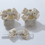 Χειροποίητο σετ παπουτσάκια αγκαλιάς με κορδέλα: Καπουτσίνο φιόγκος και ασημί στρας "Καρδιά"