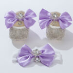 Χειροποίητο σετ παπουτσάκια αγκαλιάς με κορδέλα: Μωβ φιόγκος και ασημί στρας "Κορώνα-Δάκρυ"