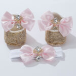 Χειροποίητο σετ παπουτσάκια αγκαλιάς με κορδέλα: Ροζ φιόγκος και χρυσό στρας "Κορώνα με δάκρυ"