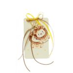 Μπομπονιέρα Βάπτισης με ξύλινη πλάτη και μπρελόκ