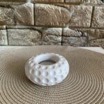 Μπομπονιέρα Γύψινο Ρεσώ Στρογγυλό Λευκό με Ανάγλυφες Λεπτομέρειες