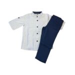 Σετ με λευκό πουκάμισο με σχέδια και μπλε παντελόνι